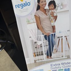 Regalo extra wide safety gate