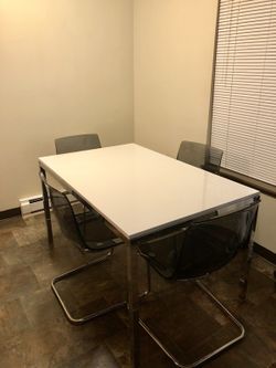 Dinner table/ dinning table/ kitchen table