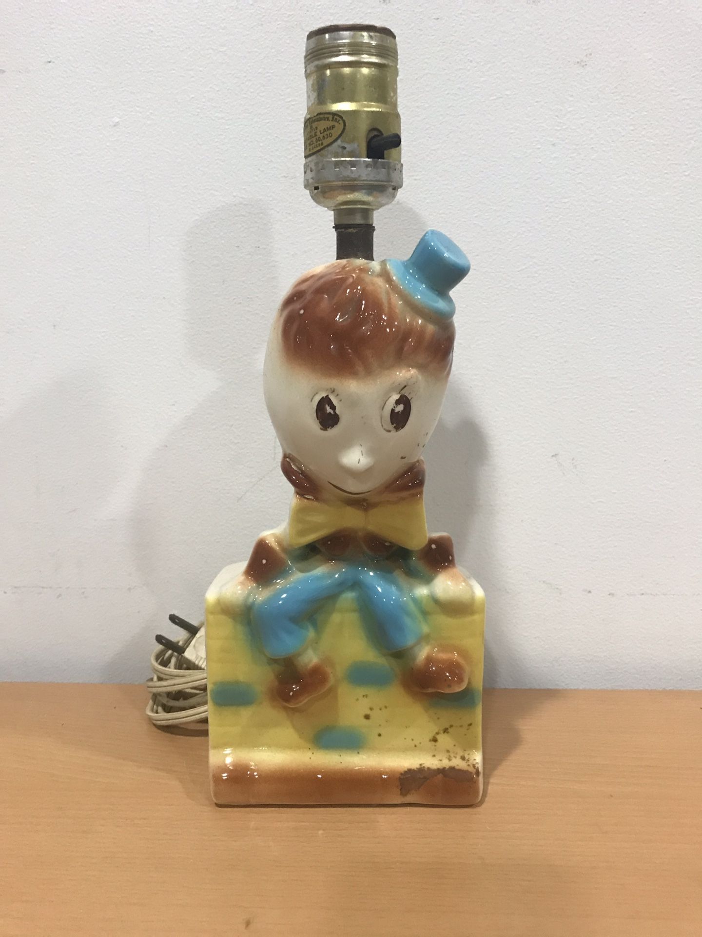 Vintage Humpty Dumpty Ceramic Porcelain Nursery Lamp No chips / working condition Approx 4.25”W x 4.5”D x 11.25”T $20 Pickup in Algonquin or shipping