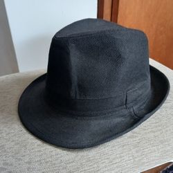 HAT Men's. Size L