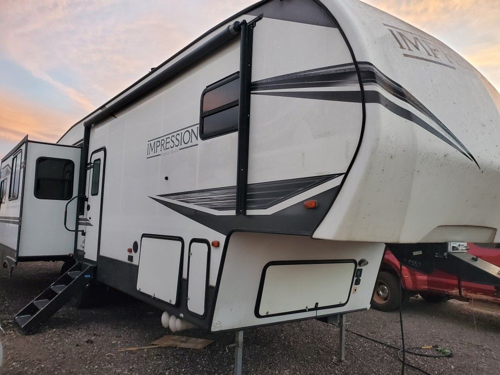 2020 impression 36ft 5th wheel 4 slides w bonus bunk/office room