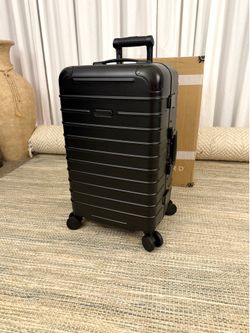 Solgaard 24 Check-In Closet Medium Spinner Suitcase