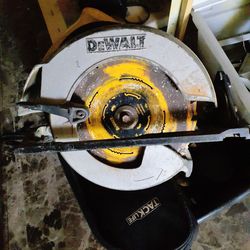 Deawalt saw corded
