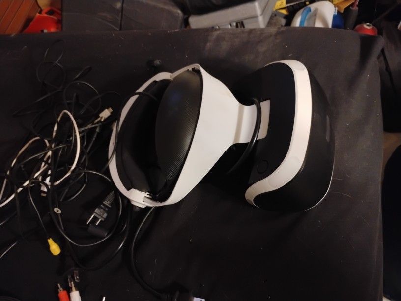 Vertual Reality Kit The Goggles Also The Gun And The teo Arm Sticks To Go With It