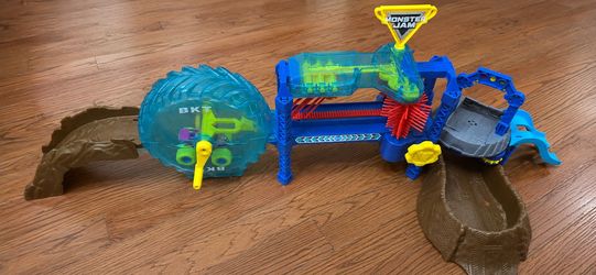 Monster Jam BKT Tire Challenge Playset