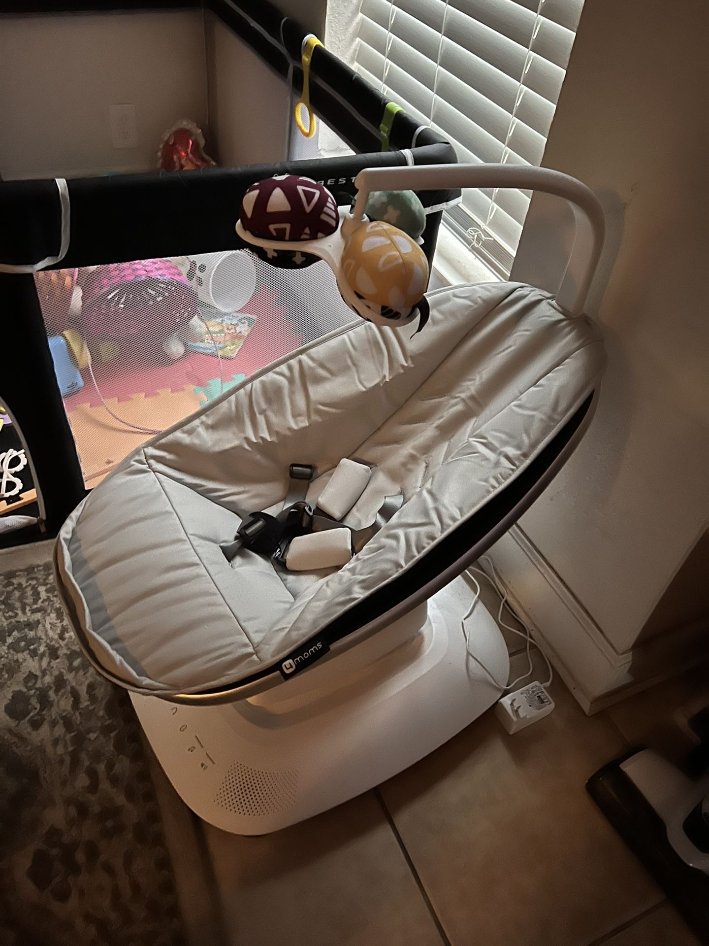 4 Moms Mamma Roo Baby Swing
