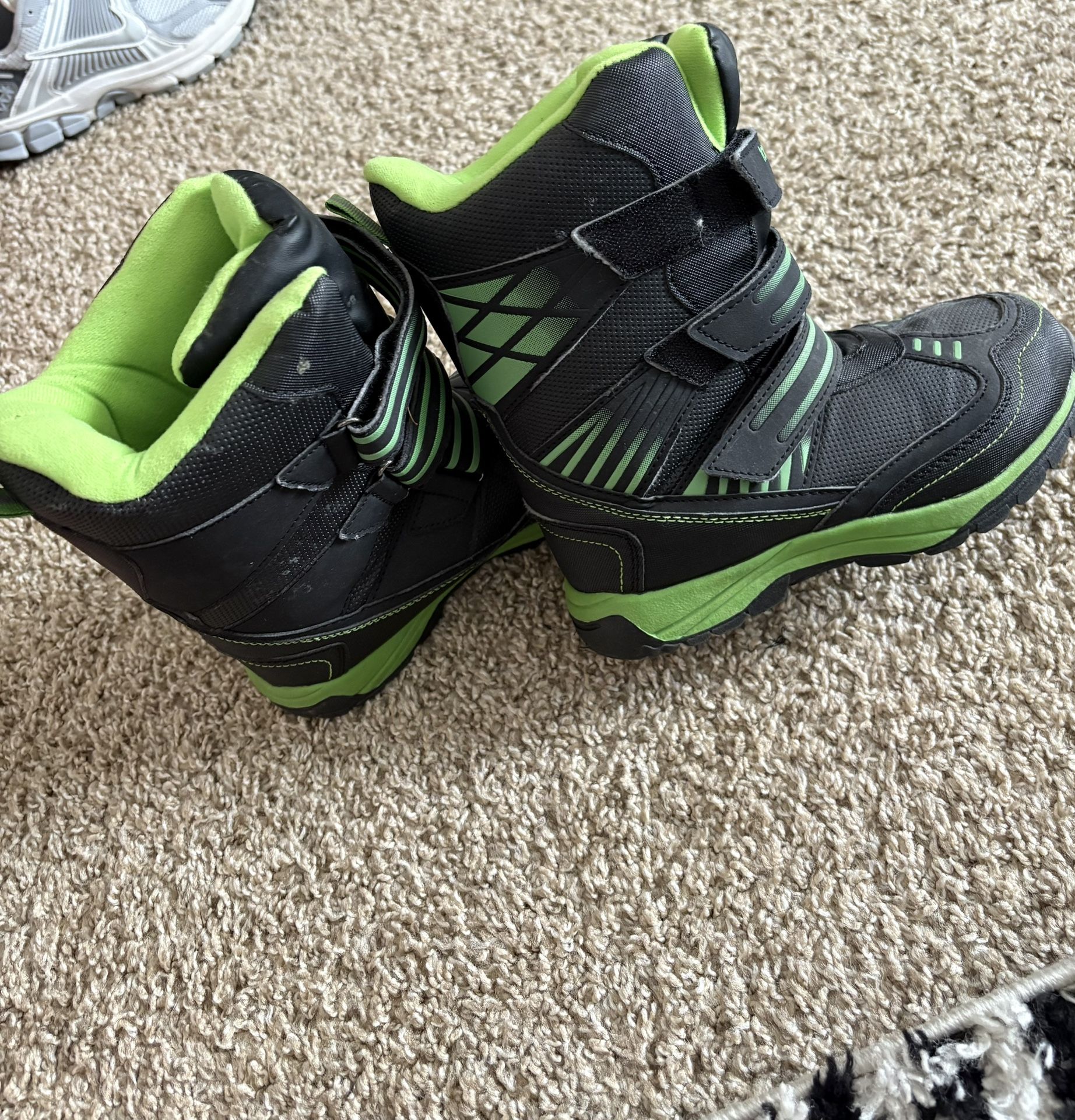Youth Boys Snow Boots Size 3