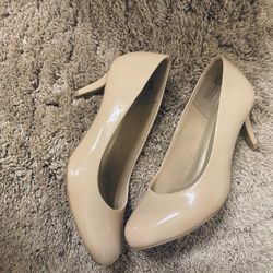 Shoes/sandals/heels /stilettos/wedges .  ..Size 6.5/7 . Pls Check Description 