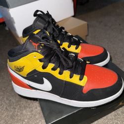 AIR JORDAN 1 MID SE SIZE 5Y 