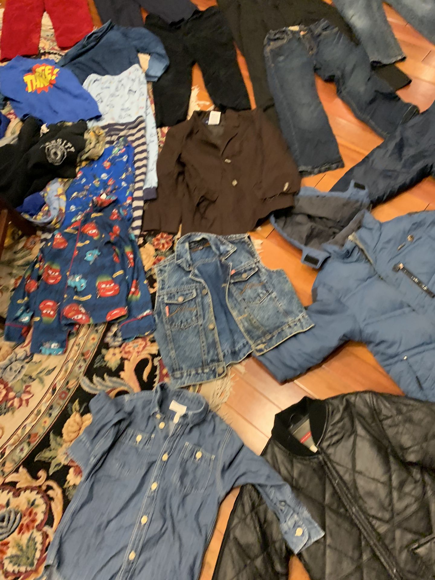 40 pieces boys clothing size with brand new Burberry pants and