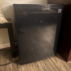 Mini Fridge (Must Go!!)