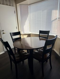 5 Piece Round Extendable Dining Set