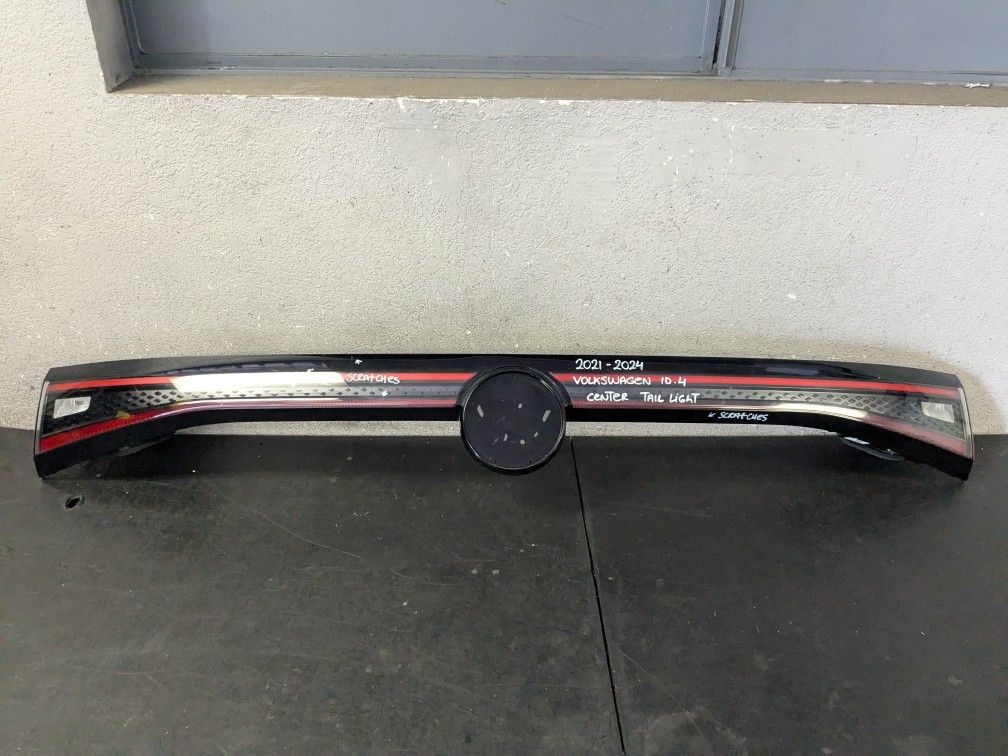2021-2022-2023-2024 VOLKSWAGEN ID.4 CENTER TAIL LIGHT OEM USED
