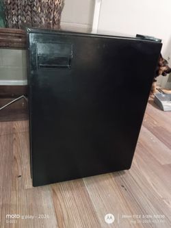 2.6 cu ft mini fridge w/freezer