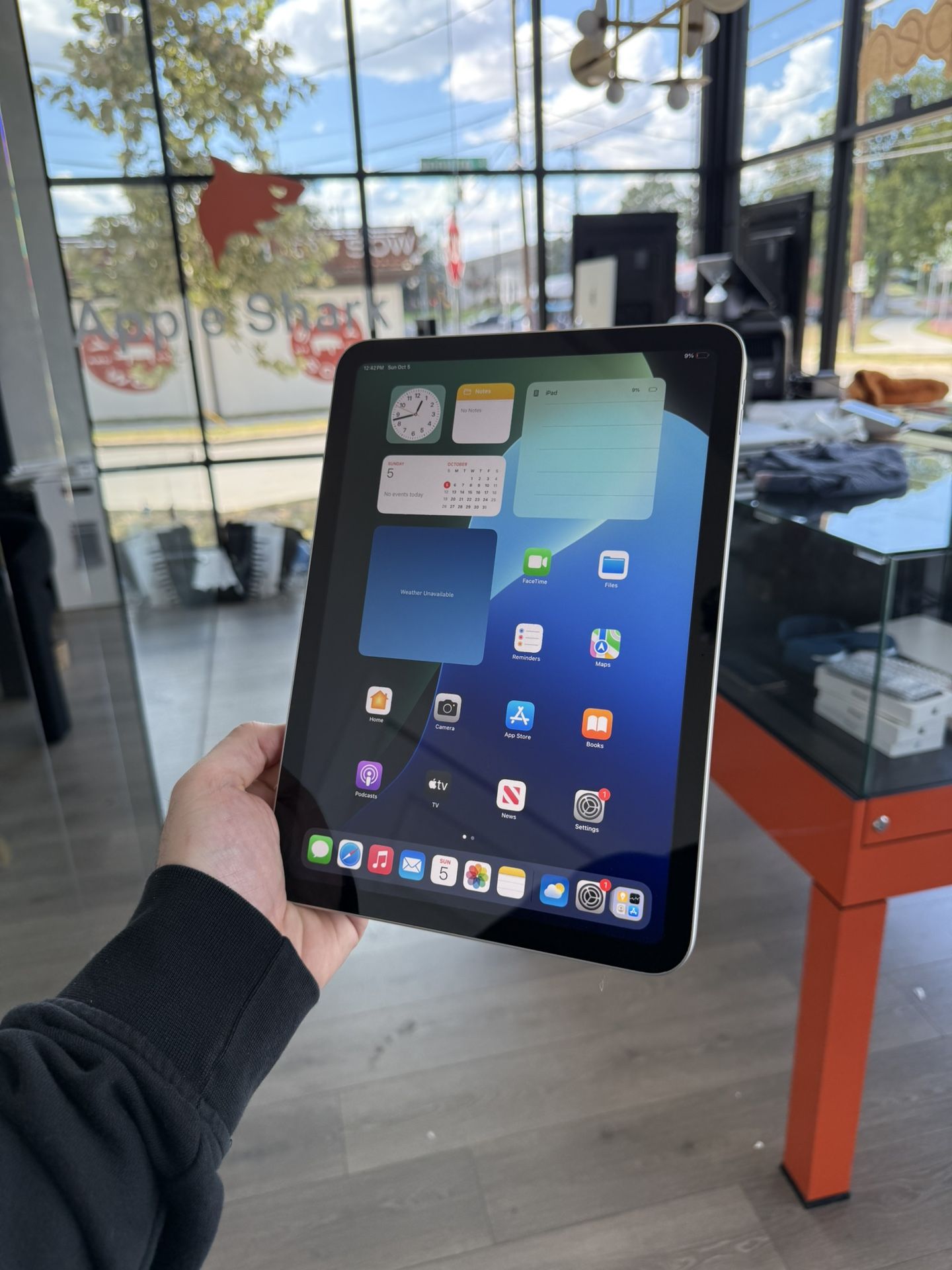 Apple iPad 10th gen 64GB WiFi ! 90 day warranty! We offer financing!