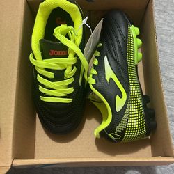 Soccer shoes Size 7 Kids 
