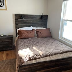 Four Piece, Queen Bedroom Set For Sale!!