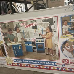 Little Tikes Classic Cook’s Kitchen with Island
