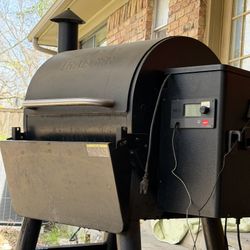 Traeger Grill Smoker 575 Model Excellent Bbq  WiFi Pellet Grill Cooker