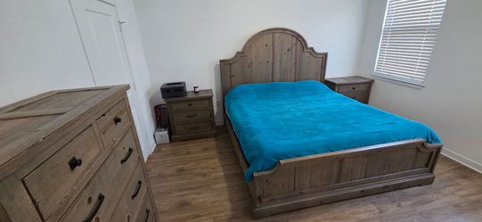 Beautiful Rustic 4-Piece Solid Pine King Bedroom Set