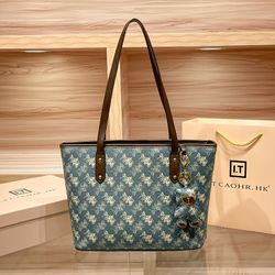 Chic Vintage Carriage Print Tote with Bear Charm - Spacious & Stylish Women's with Zip Closure, Durable PVC Material