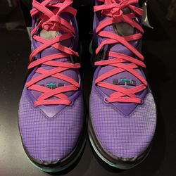 LeBron James XIX CZ0203500