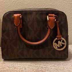 HUGE STEAL! Gorgeous Michael Kors mini Leather purse