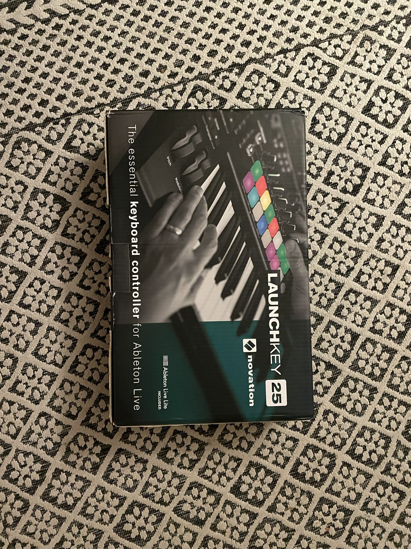 NOVATION Launch Key 25 MIDI Device