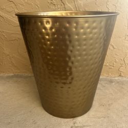 Brushed Gold Hand Hammered Metal Wastebasket for Home Office Bedroom, Decorative Waste Basket, Modern Garbage Can, Durable & Decorative Trash Bin, Bru