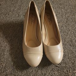 Women pump shoe size 8.5