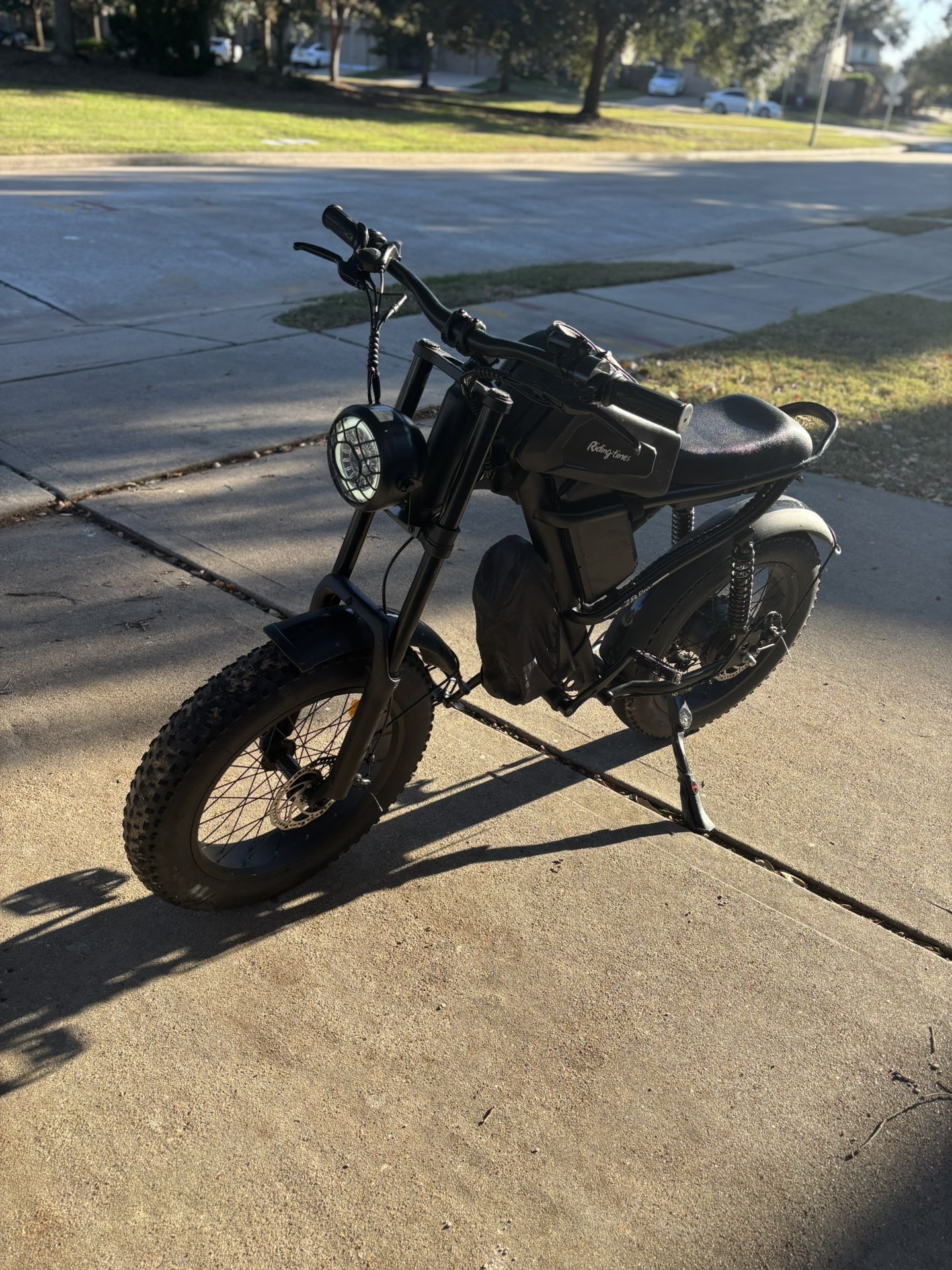 Z8 Pro E-bike 28 MPH Dual Battery 80+ Miles Range by electricity only.