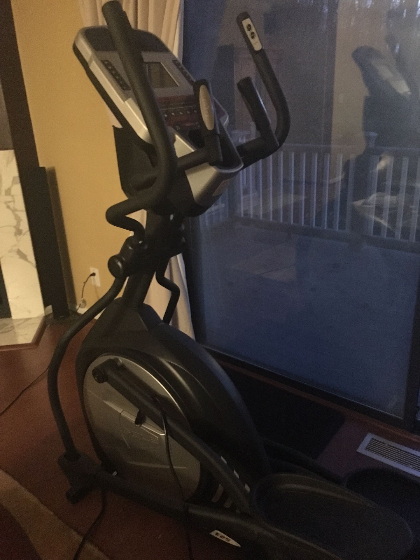 Sole Fitness E25 Elliptical Machine