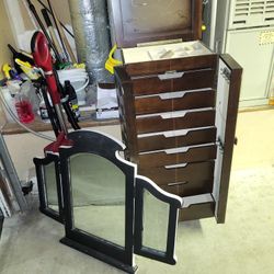 2 Lanps A Juwalery Cabinet An A Mirrow 