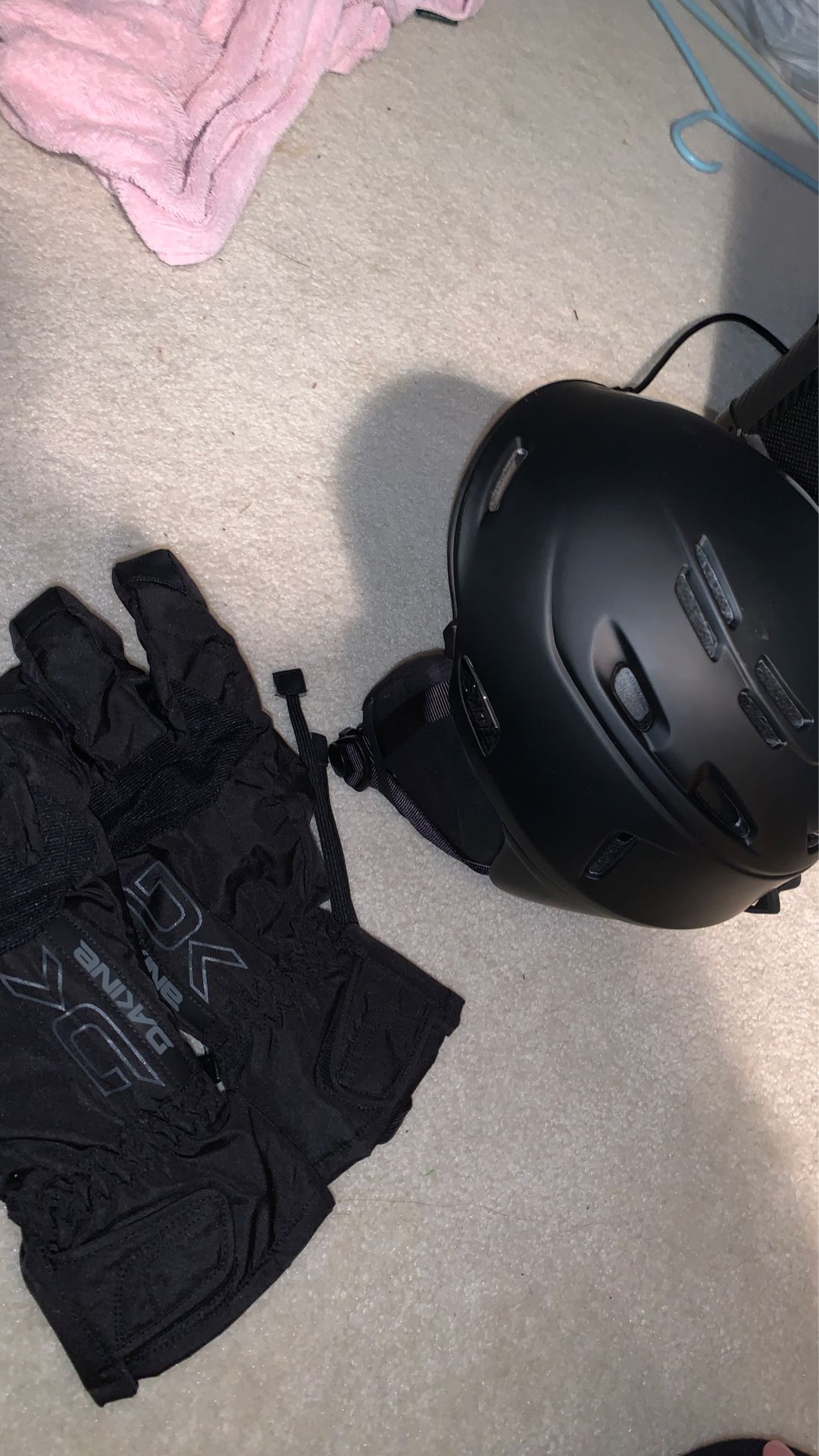 Snowboarding helmet + heavy duty gloves