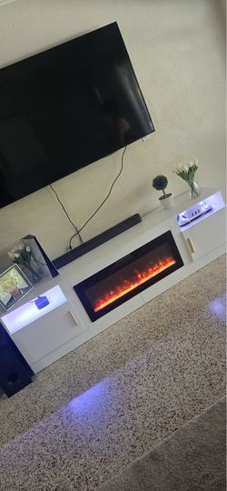 Large fireplace tv console/Consola de televisor