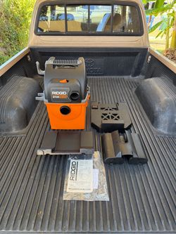 RIDGID 5 Gal. Portable Wall Mount Wet Dry Shop Vacuum **Works but makes a noise**