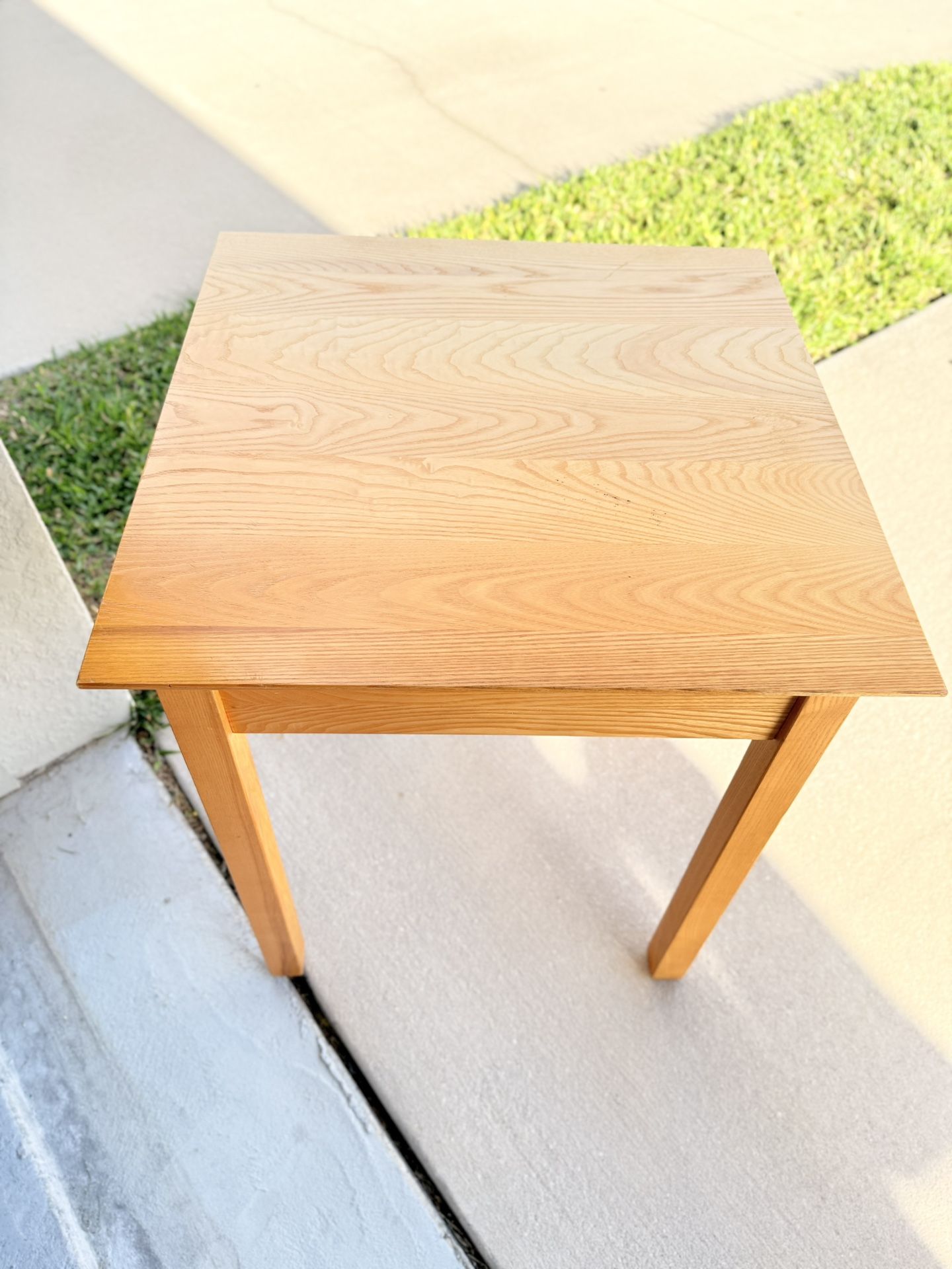 Selling a wooden table, 25x25x29.5 in.