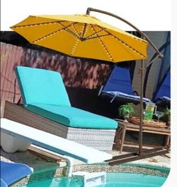 6 pool loungers with durable blue mesh fabric + large yellow cantilever offset umbrella+wicker lawn chair w cushion +coffee table decor included
