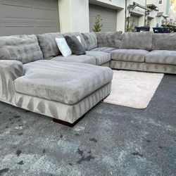 Huge Light Grey Sectional Couch Sofa From Living Spaces In Excellent Condition - FREE DELIVERY 🚚