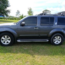 2011 Two-wheel Drive Nissan Pathfinder 6 Cylinder