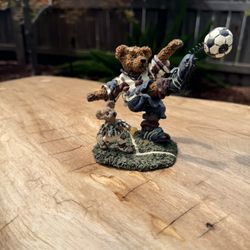 Boyds Bears & Friends "Rocky Bruin... Score, Score, Score" figurine