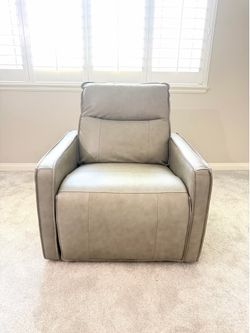 Henredon Leather Power Recliner w/ USB – Brand New