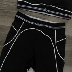 Alo Yoga Heart Throb Women's Black Two Piece Set.    Size - Small  & Medium.