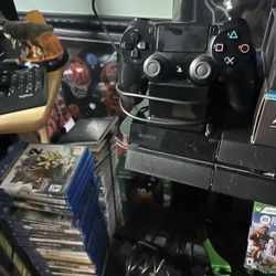 PlayStation 4 With 32 Games And One Control. 