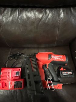 NEW Milwaukee M18 FUEL 21-Degree Duplex Nailer Kit (Battery, Charger, & Bag