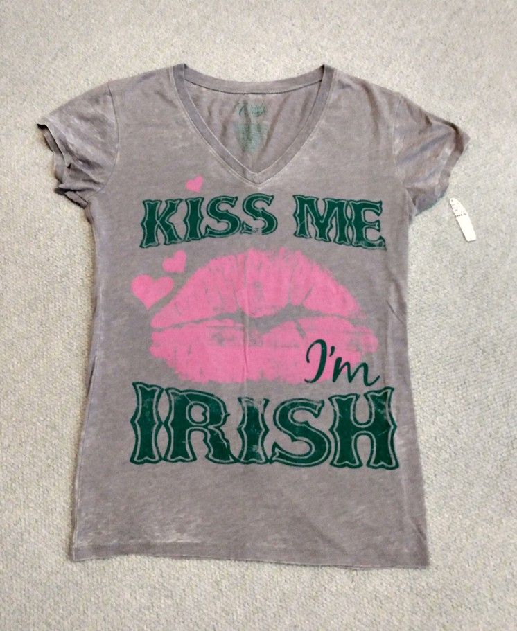 BRAND NEW WITH TAG COLD CREEK JUNIOR'S ST. PATRICK'S DAY HOLIDAY 'KISS ME I'M IRISH' SILVER SHORT SLEEVE T-SHIRT SIZE LARGE 