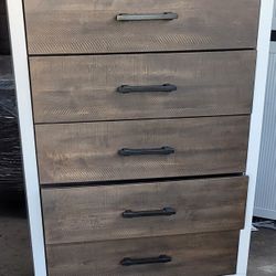 Dresser With Pop-up Mirror 
