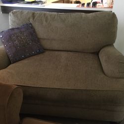 Very Good Quality & Comfortable Loveseat 