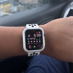 Apple Watch Series 5 (GPS + Cellular, 44MM)