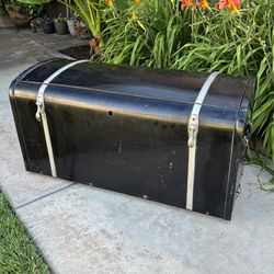 ANTIQUE METAL CAR STORAGE TRUNK ALSO IDEAL FOR RATRODS AND CLASSIC TRUCKS (40”L X 19”W X 20”H)